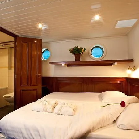Boat Barkentijn Marjorie 船上ホテル 2*
